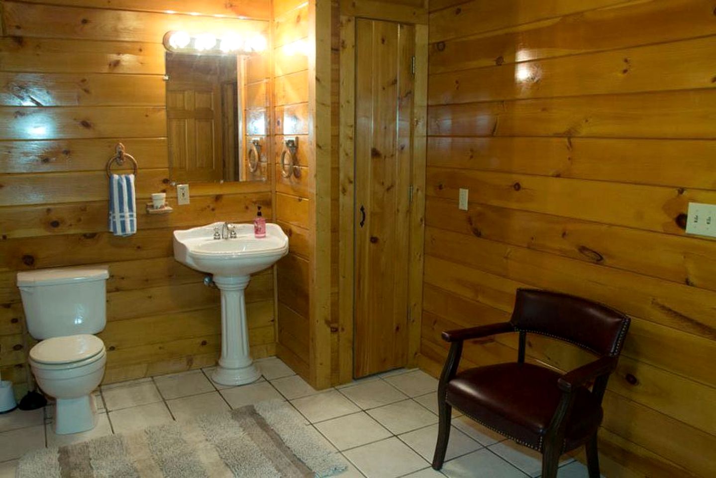 Large Rustic Cabin Overlooking the Mountains near Marion, North Carolina