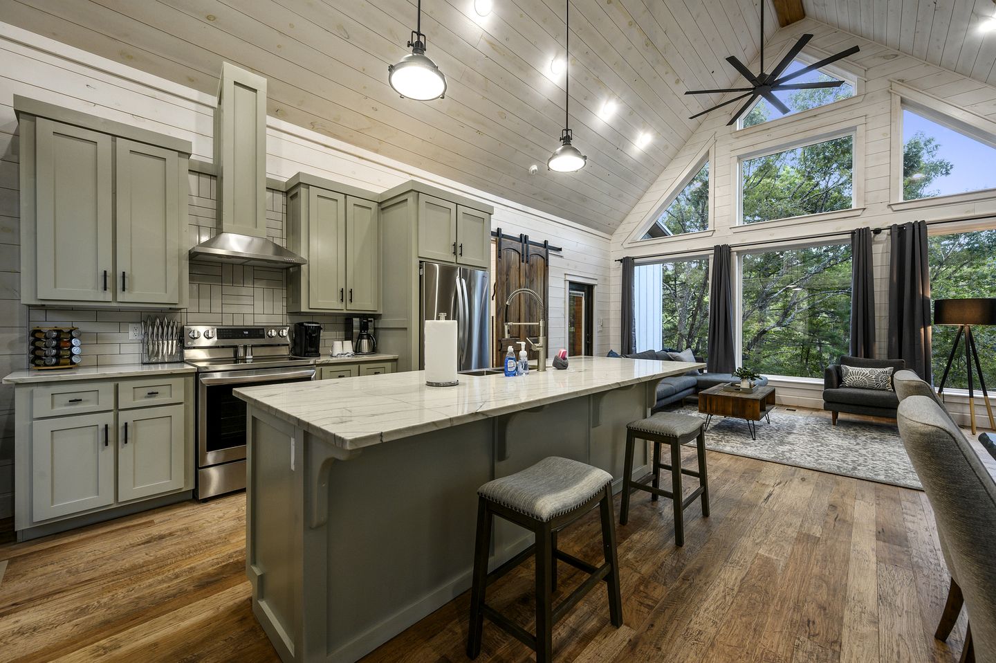 Secluded Luxury Cabin for Couples with Soaker Tub & Forest Views in Oklahoma