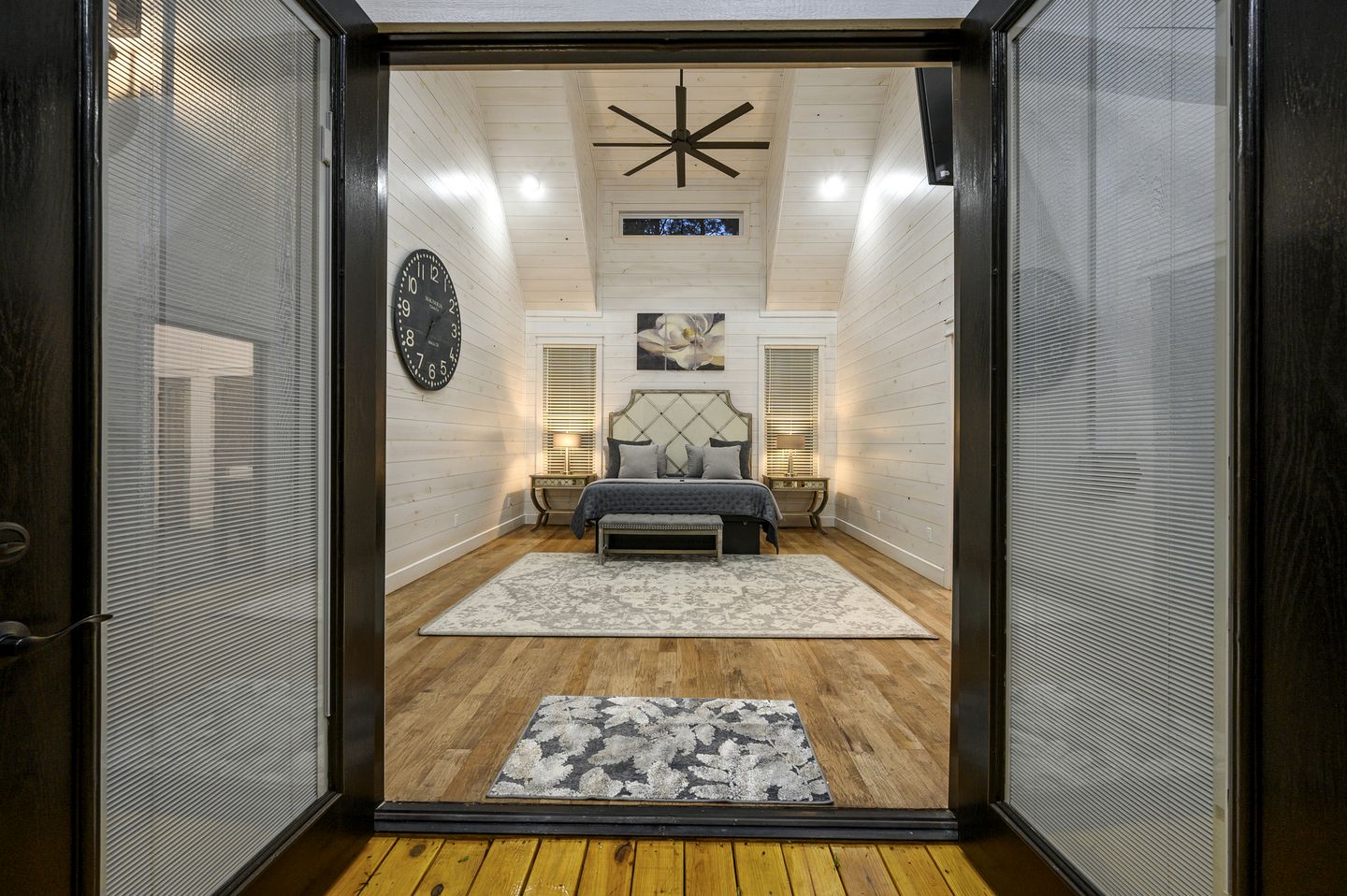 Secluded Luxury Cabin for Couples with Soaker Tub & Forest Views in Oklahoma