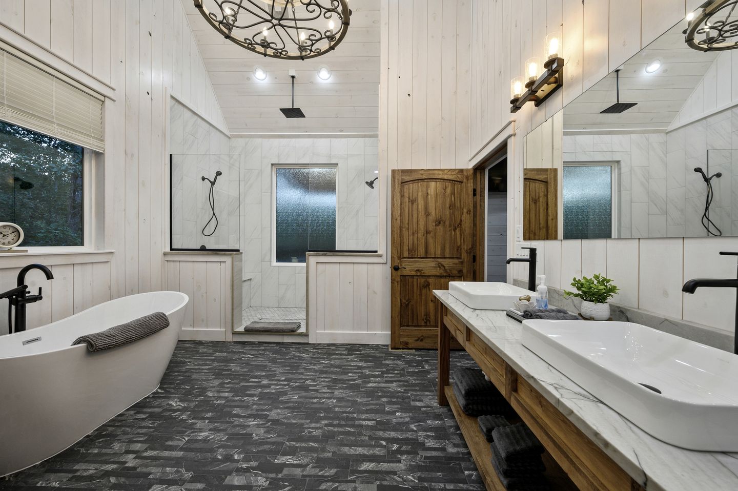 Secluded Luxury Cabin for Couples with Soaker Tub & Forest Views in Oklahoma