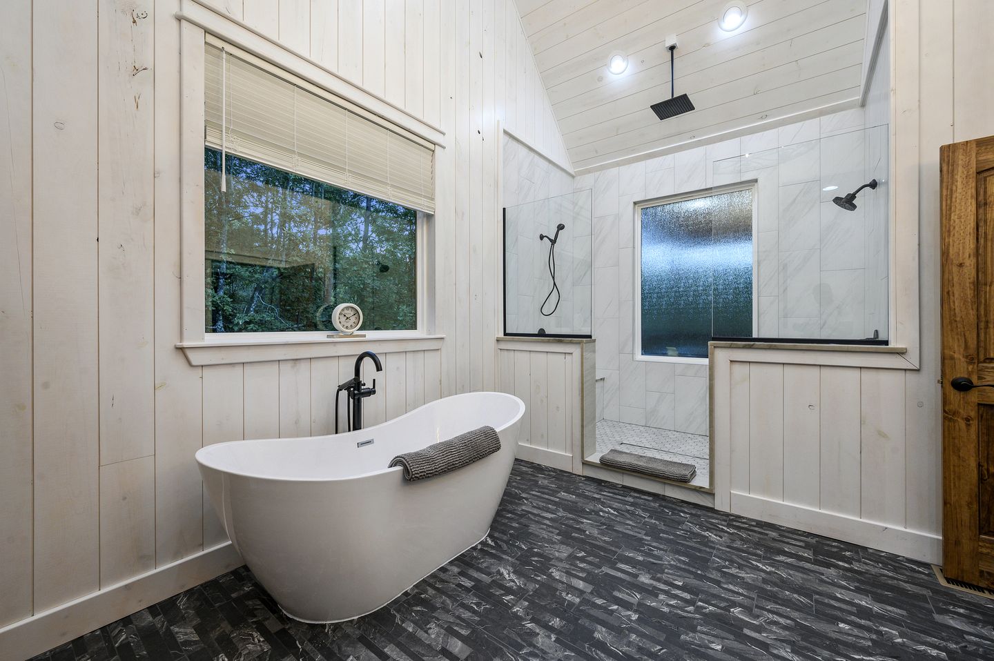 Secluded Luxury Cabin for Couples with Soaker Tub & Forest Views in Oklahoma