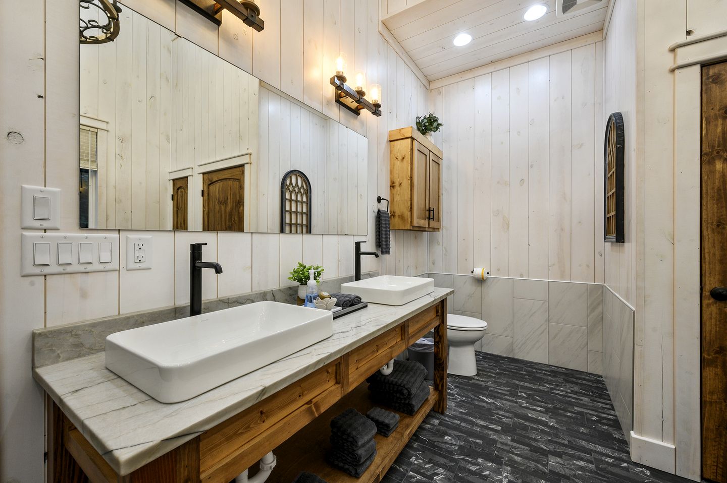 Secluded Luxury Cabin for Couples with Soaker Tub & Forest Views in Oklahoma