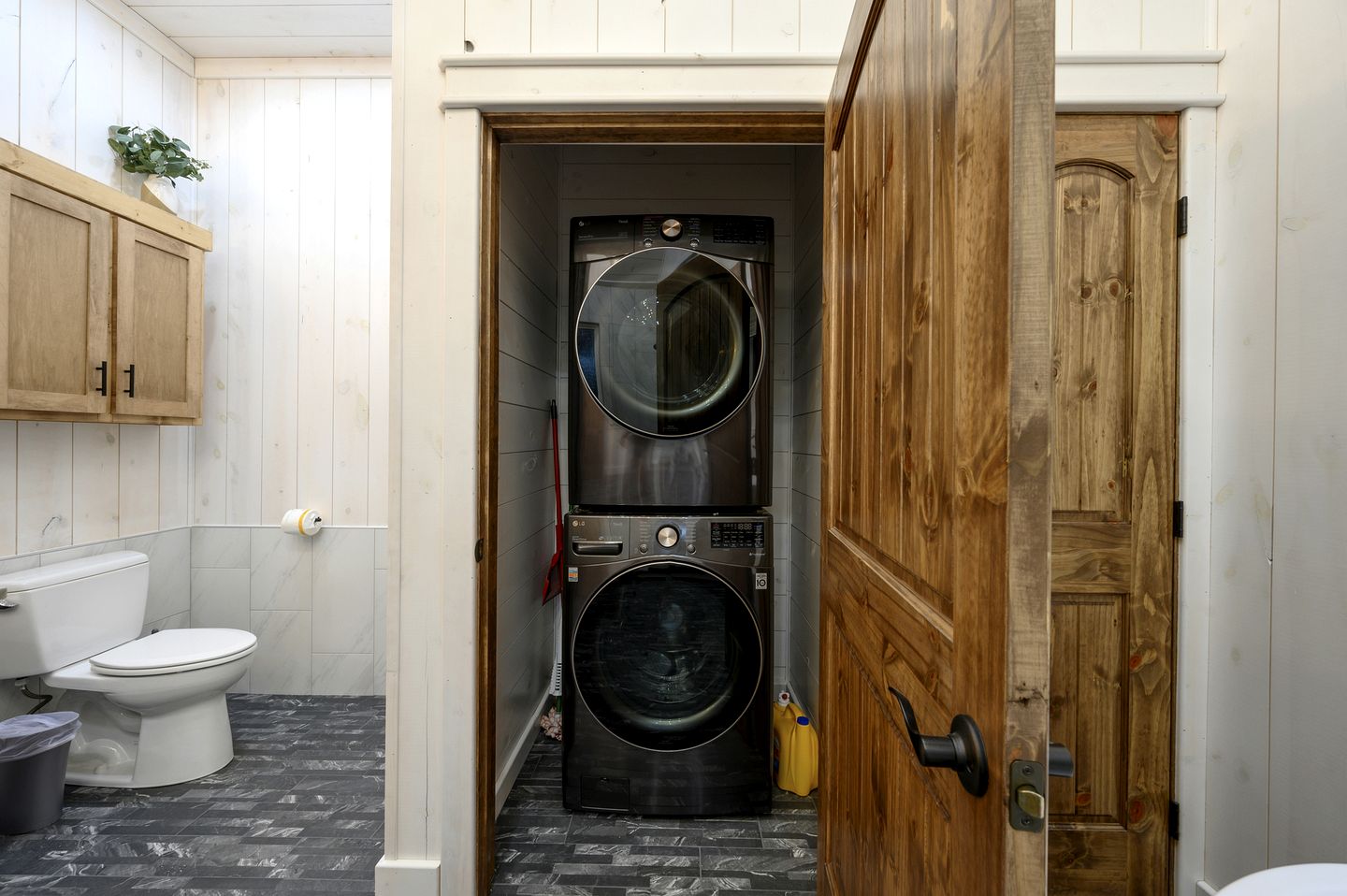 Secluded Luxury Cabin for Couples with Soaker Tub & Forest Views in Oklahoma