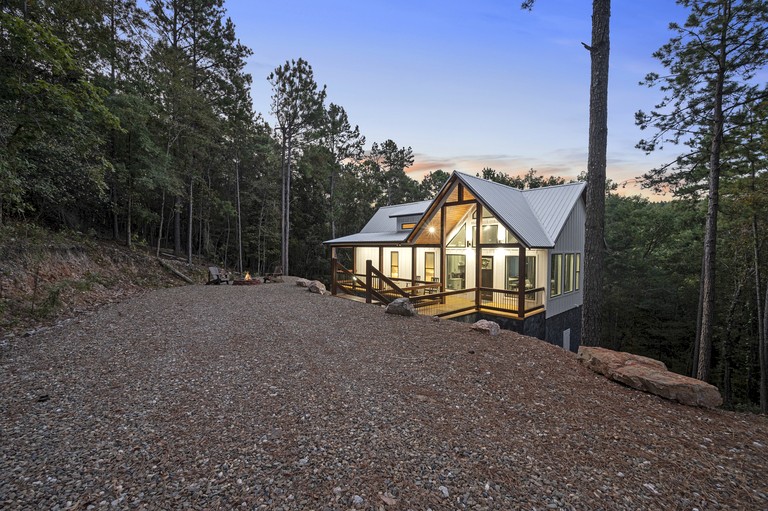 Secluded Luxury Cabin for Couples with Soaker Tub & Forest Views in Oklahoma