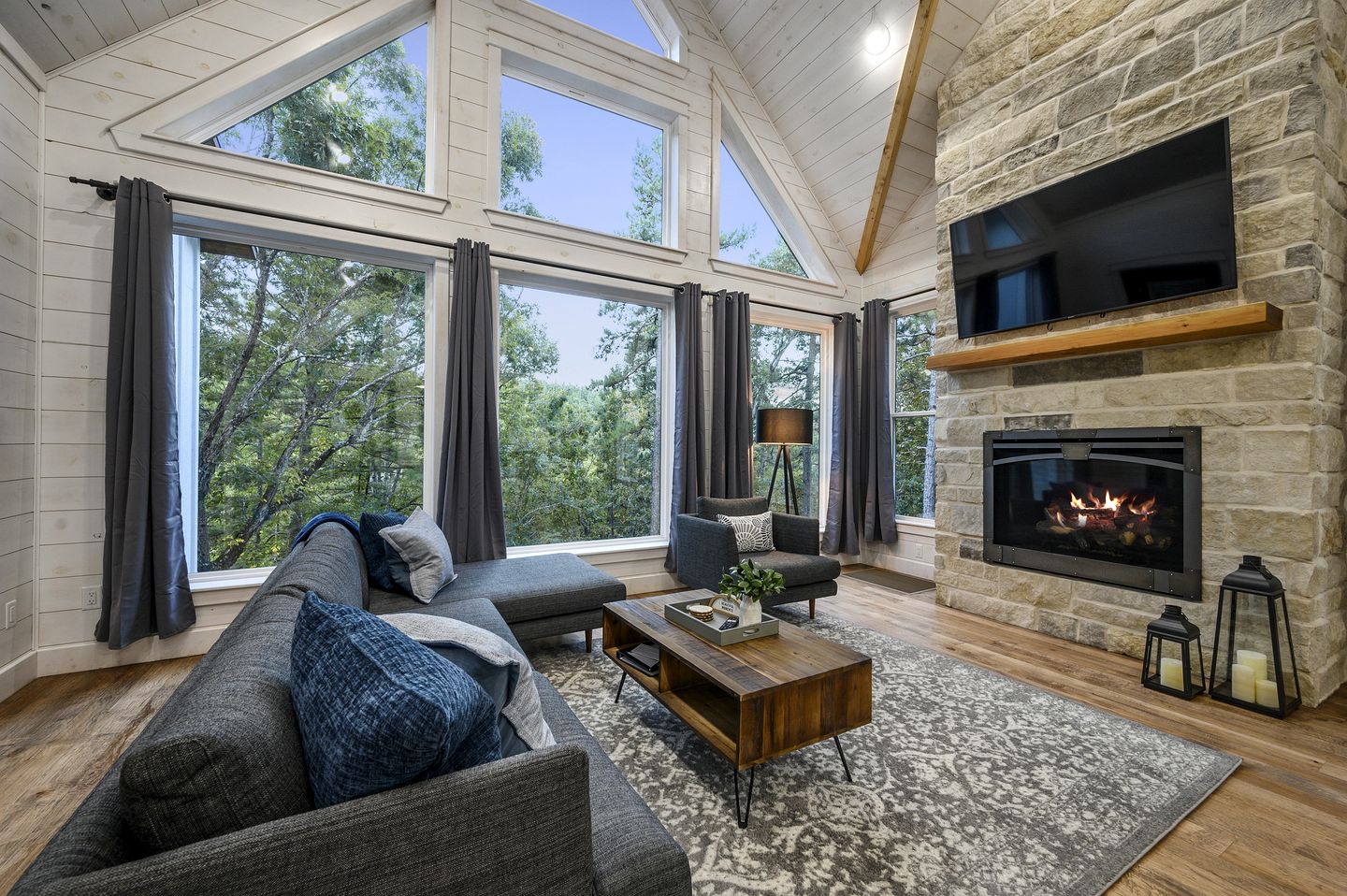 Secluded Luxury Cabin for Couples with Soaker Tub & Forest Views in Oklahoma