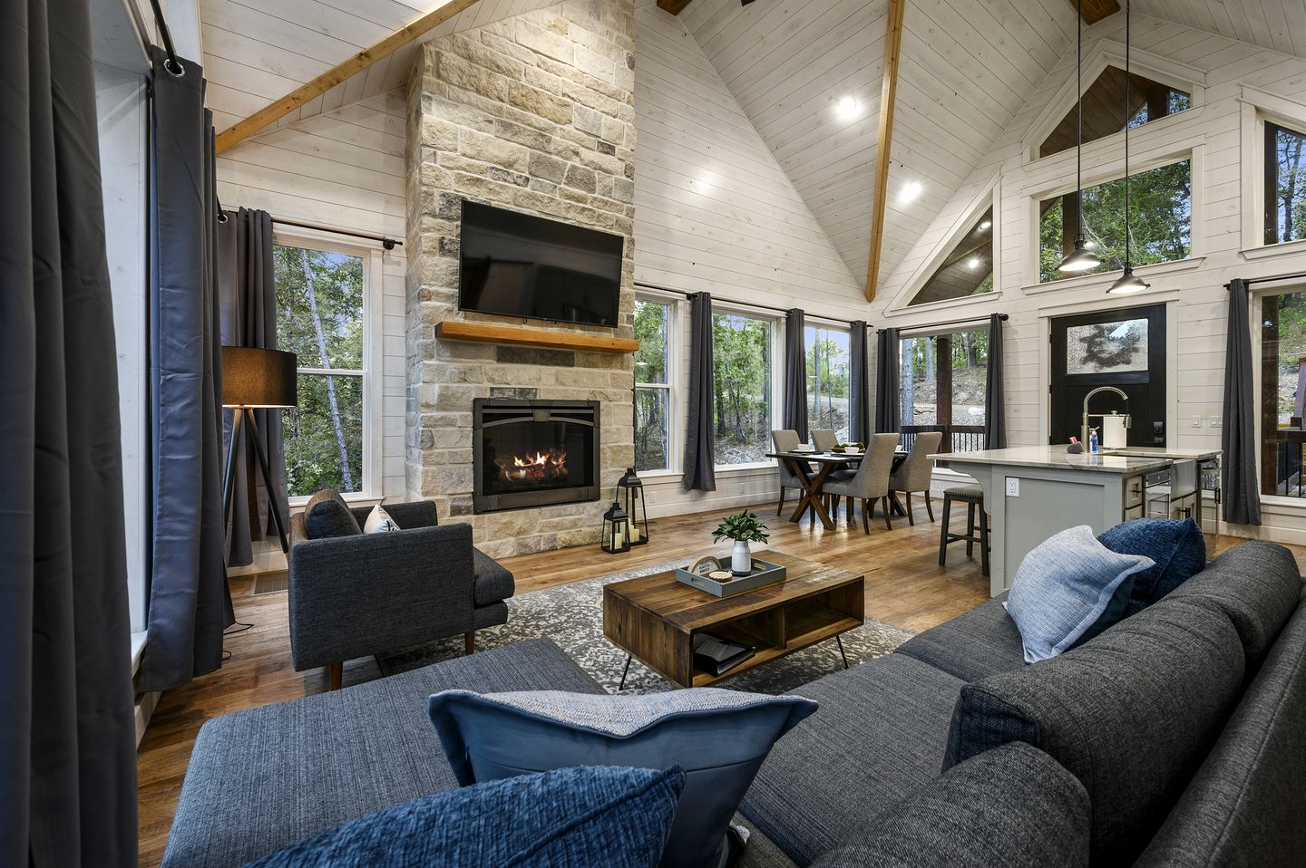 Secluded Luxury Cabin for Couples with Soaker Tub & Forest Views in Oklahoma