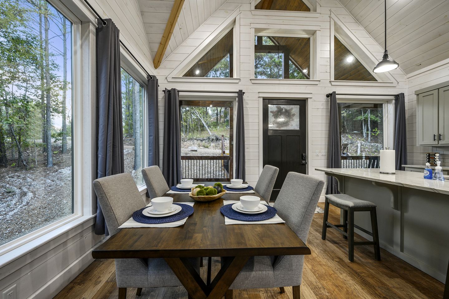 Secluded Luxury Cabin for Couples with Soaker Tub & Forest Views in Oklahoma