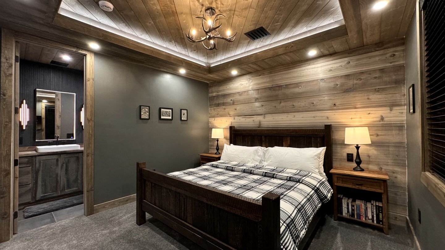 Luxurious Mountain Cabin with Sauna, Hot Tub, and Outdoor Fireplace, Perfect for a Relaxing Weekend Getaway in Utah