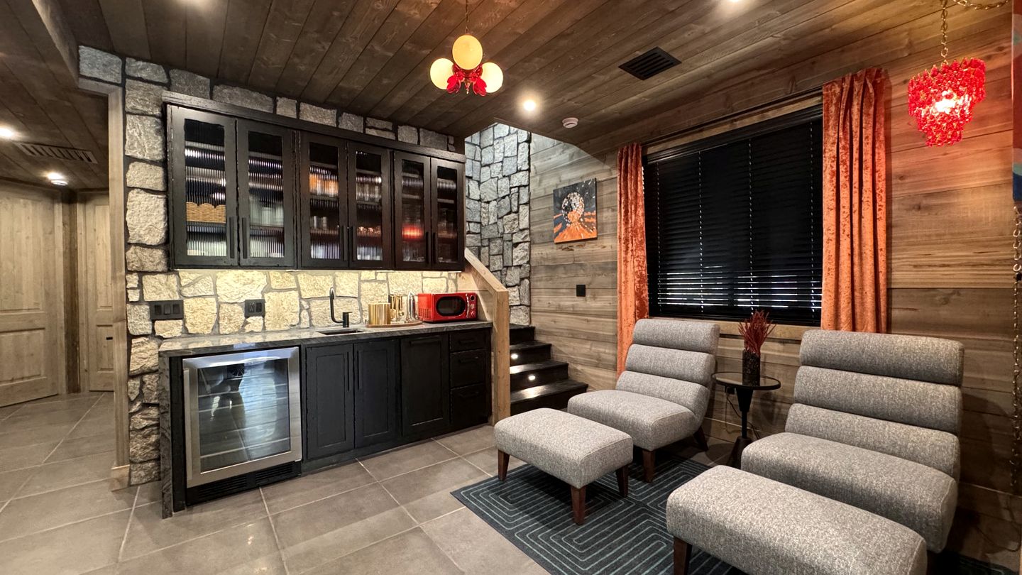 Luxurious Mountain Cabin with Sauna, Hot Tub, and Outdoor Fireplace, Perfect for a Relaxing Weekend Getaway in Utah