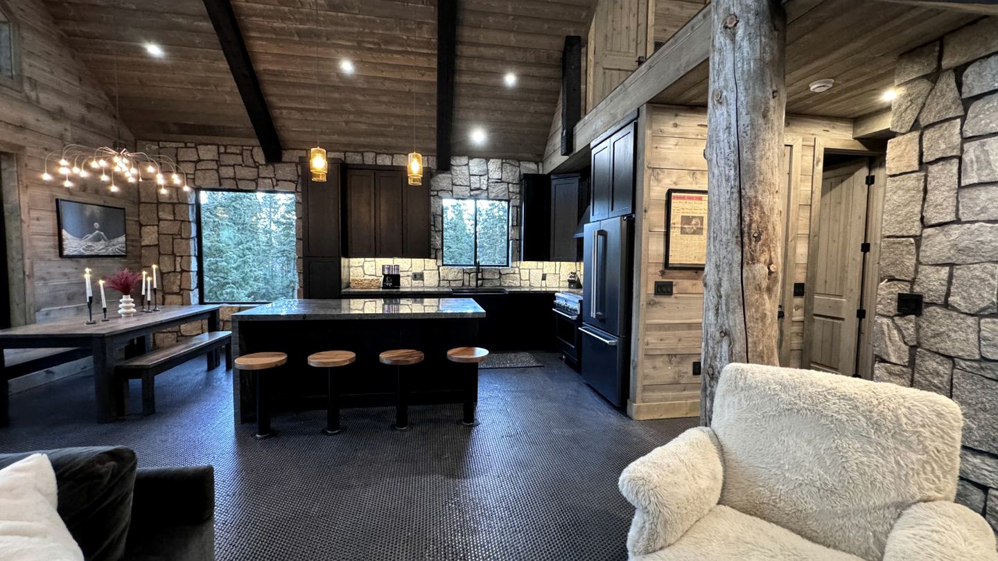 Luxurious Mountain Cabin with Sauna, Hot Tub, and Outdoor Fireplace, Perfect for a Relaxing Weekend Getaway in Utah