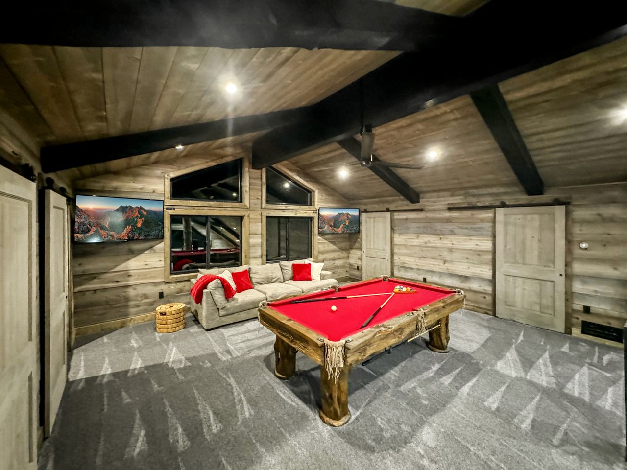 Luxurious Mountain Cabin with Sauna, Hot Tub, and Outdoor Fireplace, Perfect for a Relaxing Weekend Getaway in Utah