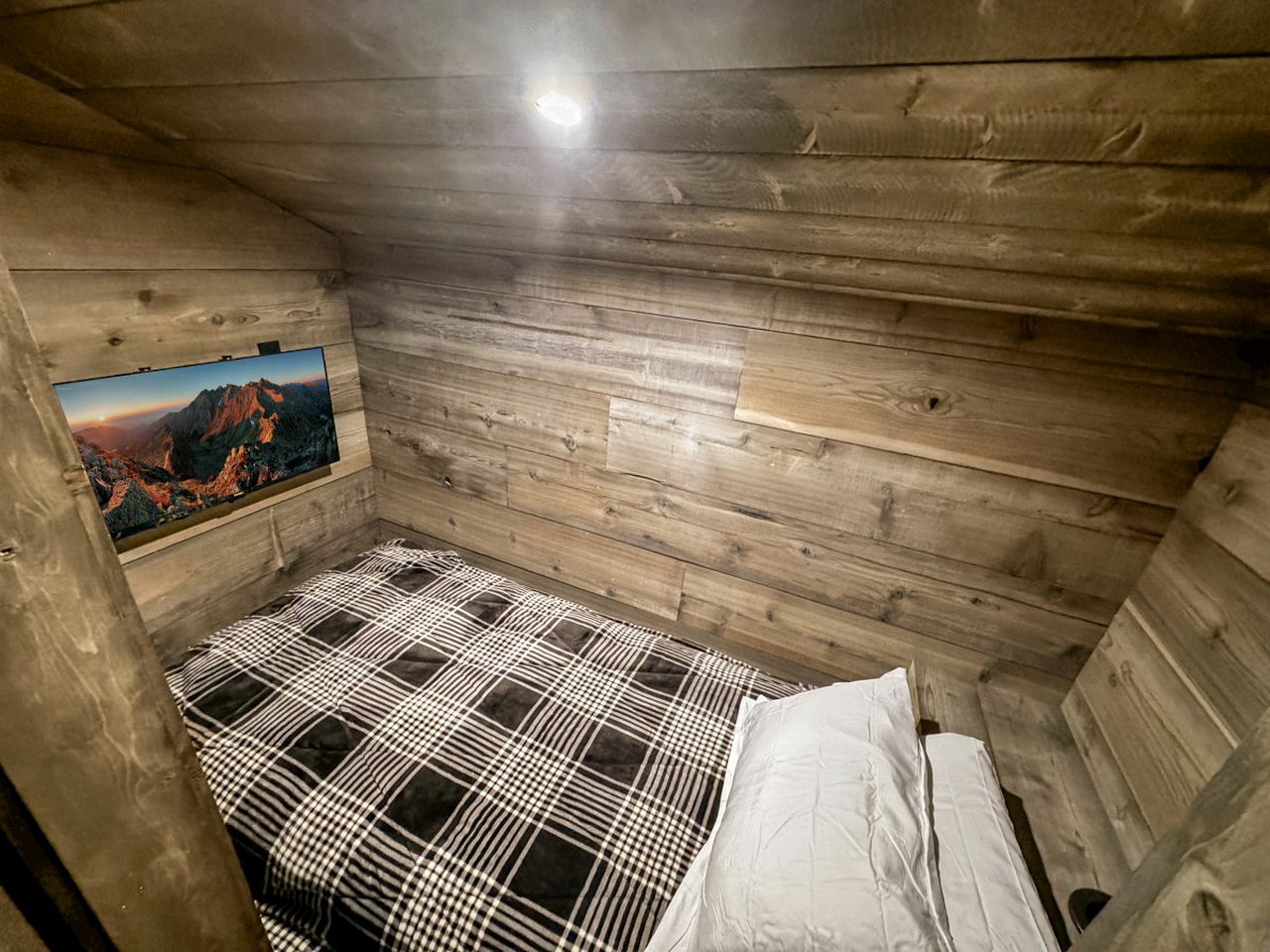 Luxurious Mountain Cabin with Sauna, Hot Tub, and Outdoor Fireplace, Perfect for a Relaxing Weekend Getaway in Utah