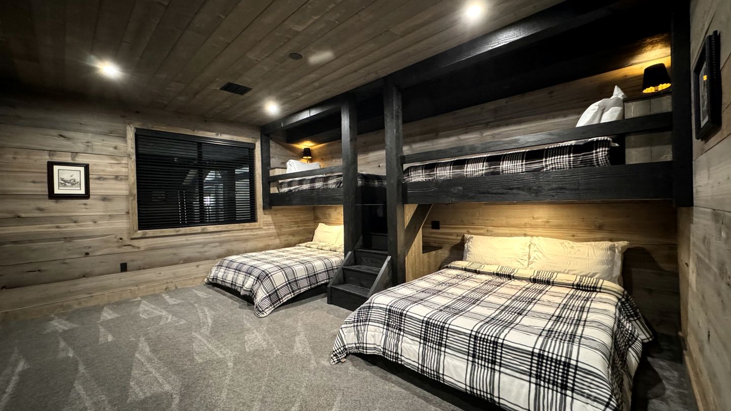 Luxurious Mountain Cabin with Sauna, Hot Tub, and Outdoor Fireplace, Perfect for a Relaxing Weekend Getaway in Utah