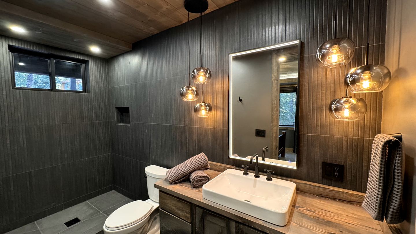 Luxurious Mountain Cabin with Sauna, Hot Tub, and Outdoor Fireplace, Perfect for a Relaxing Weekend Getaway in Utah