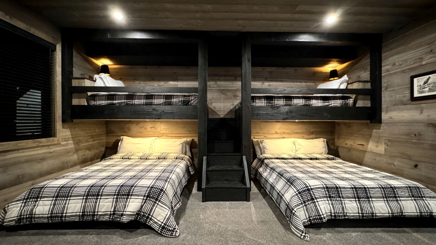 Luxurious Mountain Cabin with Sauna, Hot Tub, and Outdoor Fireplace, Perfect for a Relaxing Weekend Getaway in Utah