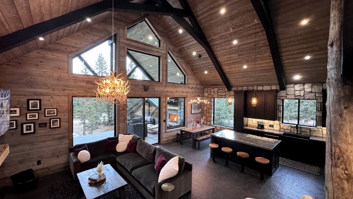 Luxurious Mountain Cabin with Sauna, Hot Tub, and Outdoor Fireplace, Perfect for a Relaxing Weekend Getaway in Utah