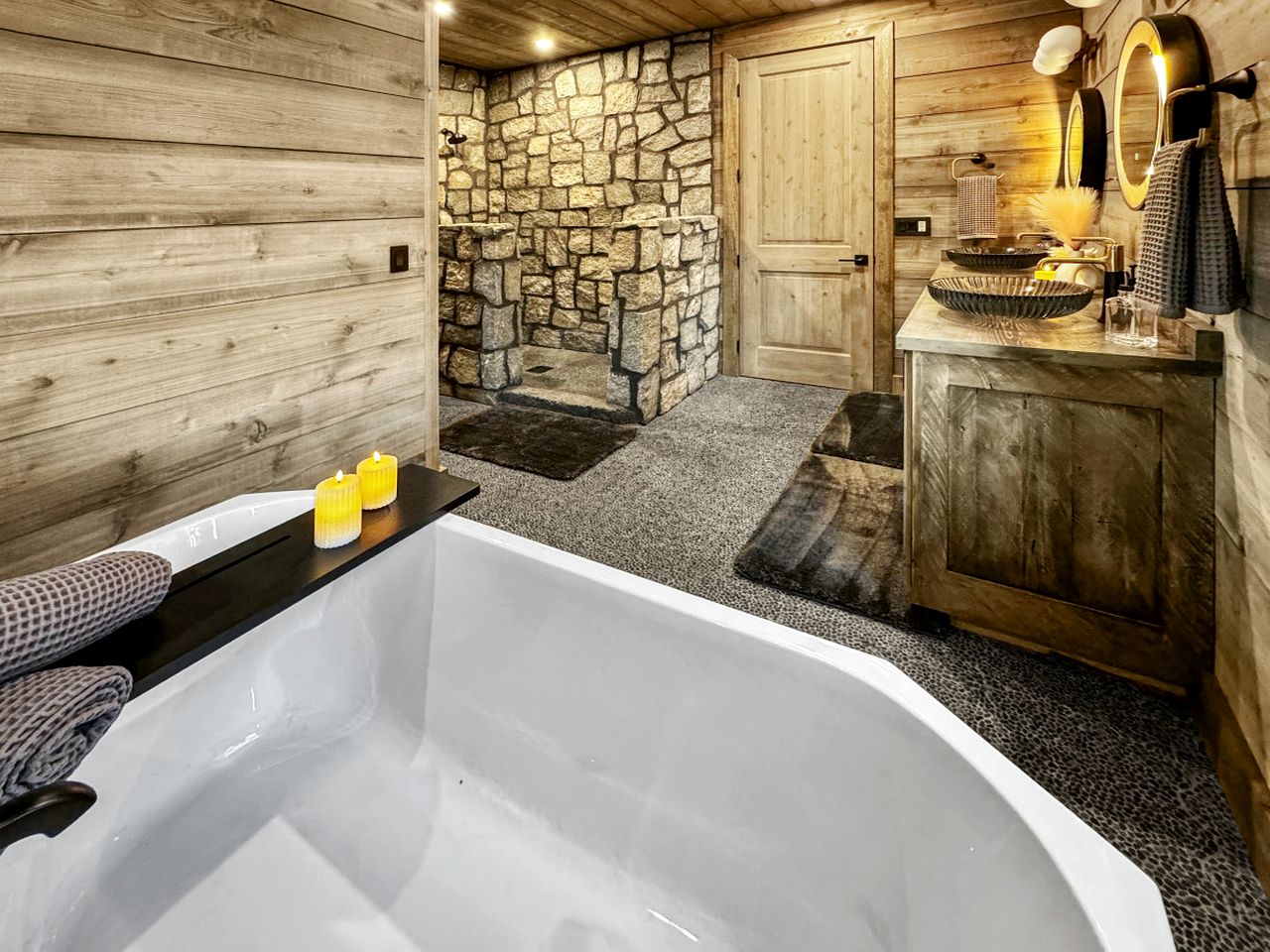 Luxurious Mountain Cabin with Sauna, Hot Tub, and Outdoor Fireplace, Perfect for a Relaxing Weekend Getaway in Utah