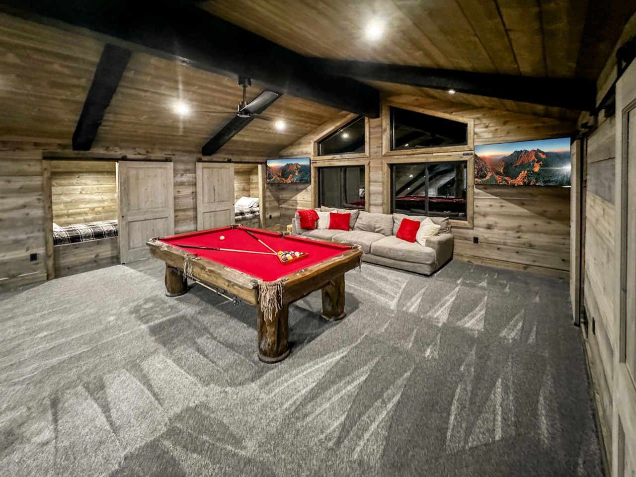 Luxurious Mountain Cabin with Sauna, Hot Tub, and Outdoor Fireplace, Perfect for a Relaxing Weekend Getaway in Utah