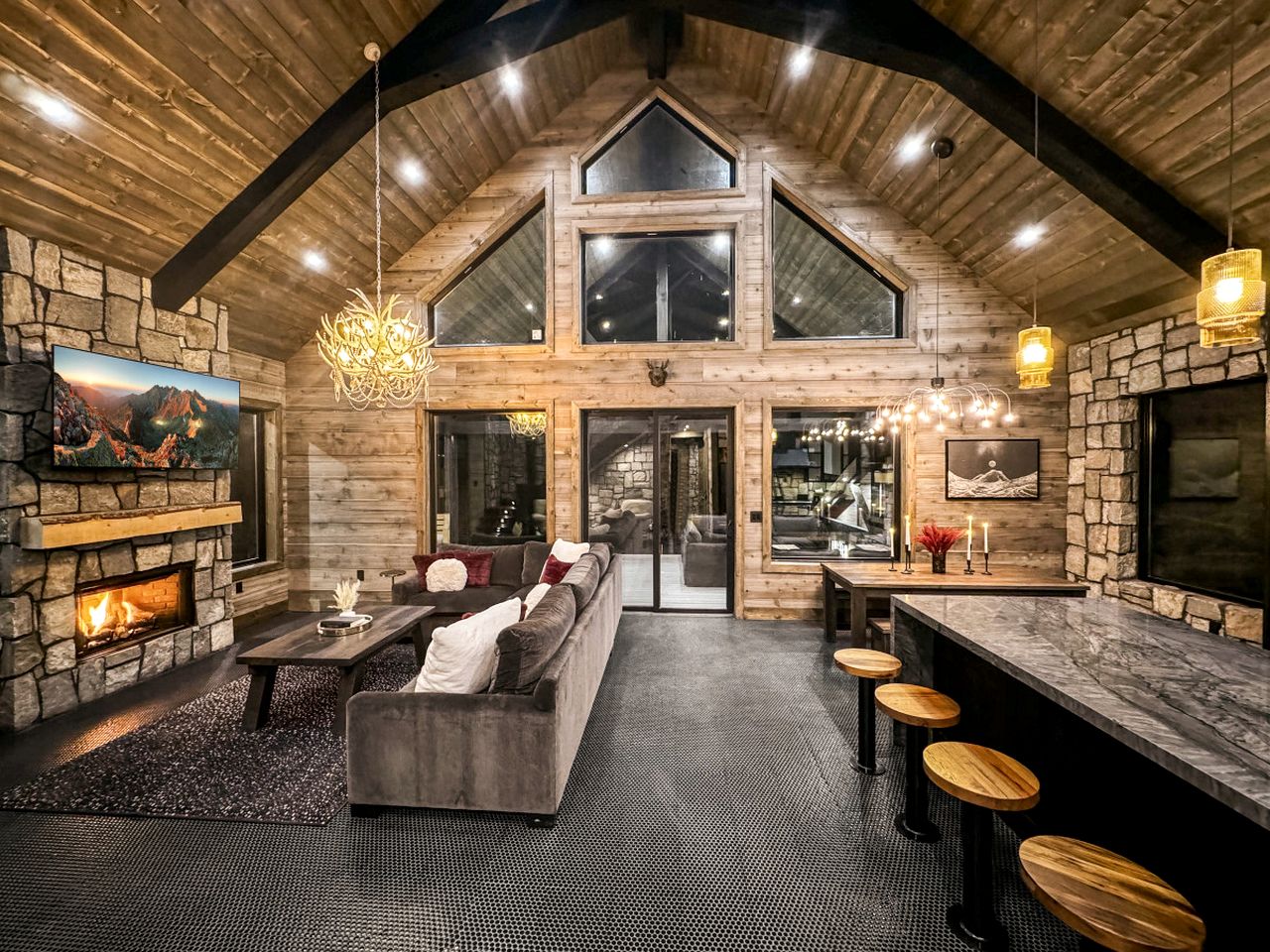 Luxurious Mountain Cabin with Sauna, Hot Tub, and Outdoor Fireplace, Perfect for a Relaxing Weekend Getaway in Utah
