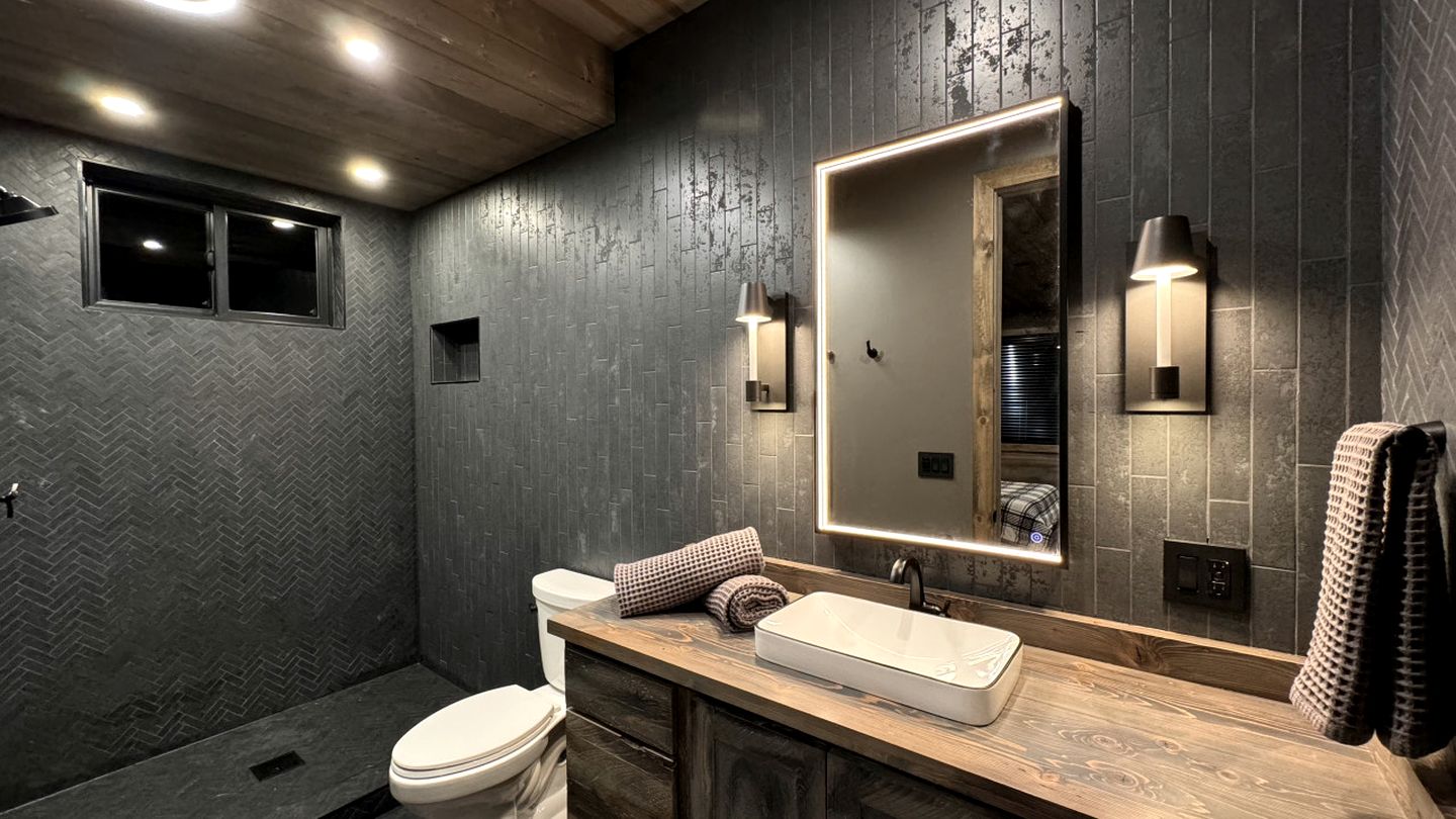 Luxurious Mountain Cabin with Sauna, Hot Tub, and Outdoor Fireplace, Perfect for a Relaxing Weekend Getaway in Utah