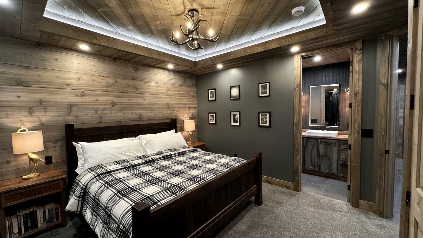 Luxurious Mountain Cabin with Sauna, Hot Tub, and Outdoor Fireplace, Perfect for a Relaxing Weekend Getaway in Utah