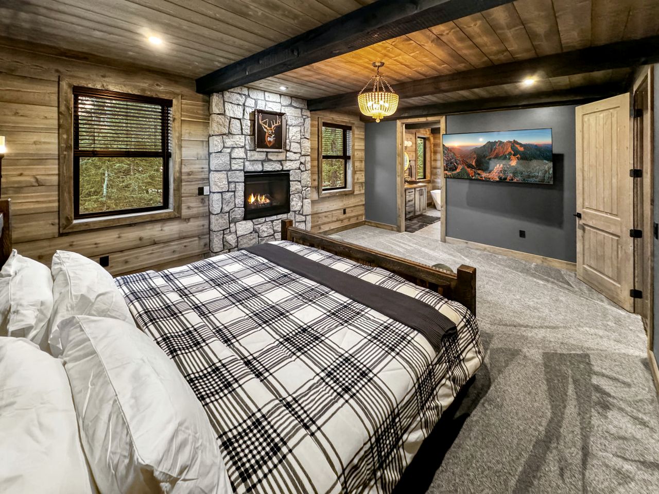 Luxurious Mountain Cabin with Sauna, Hot Tub, and Outdoor Fireplace, Perfect for a Relaxing Weekend Getaway in Utah