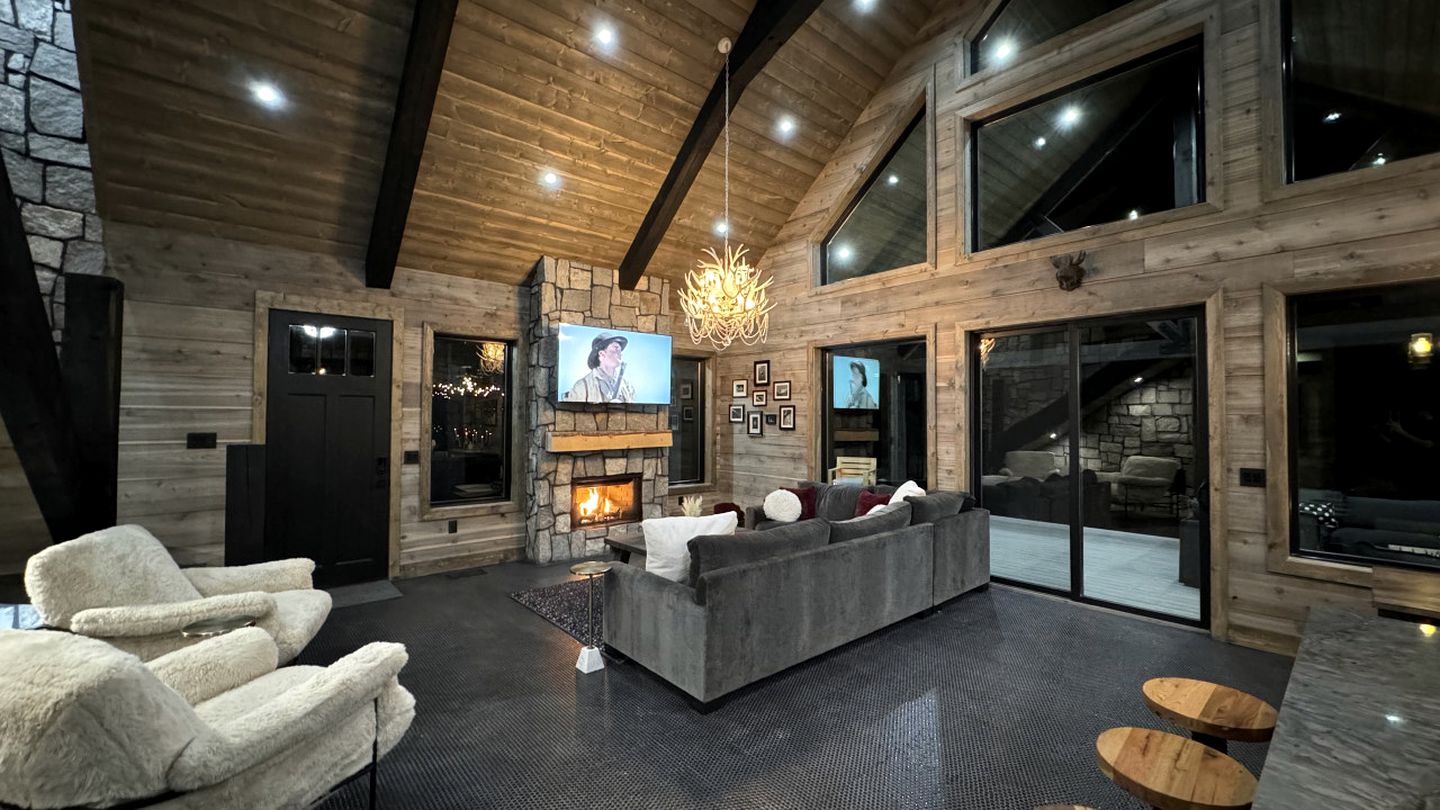 Luxurious Mountain Cabin with Sauna, Hot Tub, and Outdoor Fireplace, Perfect for a Relaxing Weekend Getaway in Utah