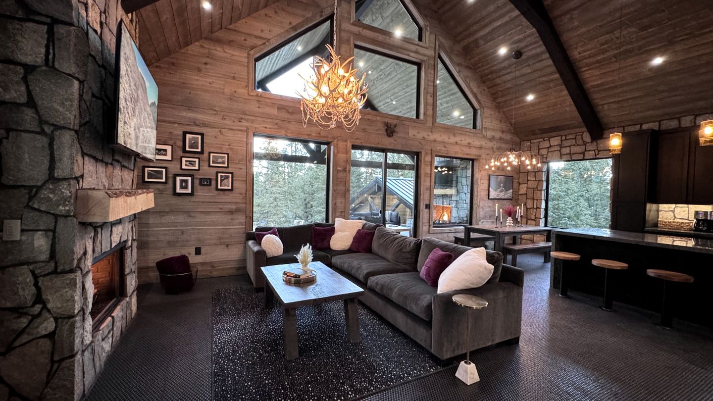 Luxurious Mountain Cabin with Sauna, Hot Tub, and Outdoor Fireplace, Perfect for a Relaxing Weekend Getaway in Utah