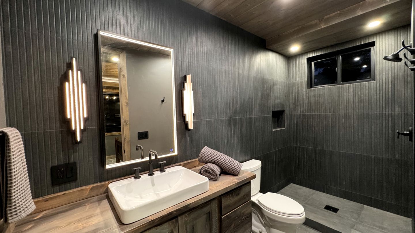 Luxurious Mountain Cabin with Sauna, Hot Tub, and Outdoor Fireplace, Perfect for a Relaxing Weekend Getaway in Utah