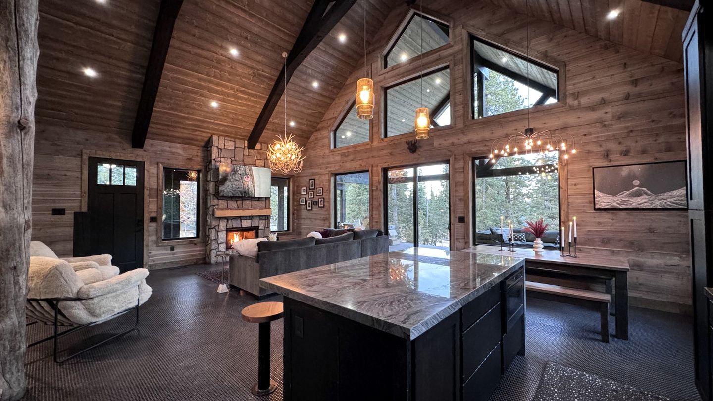 Luxurious Mountain Cabin with Sauna, Hot Tub, and Outdoor Fireplace, Perfect for a Relaxing Weekend Getaway in Utah