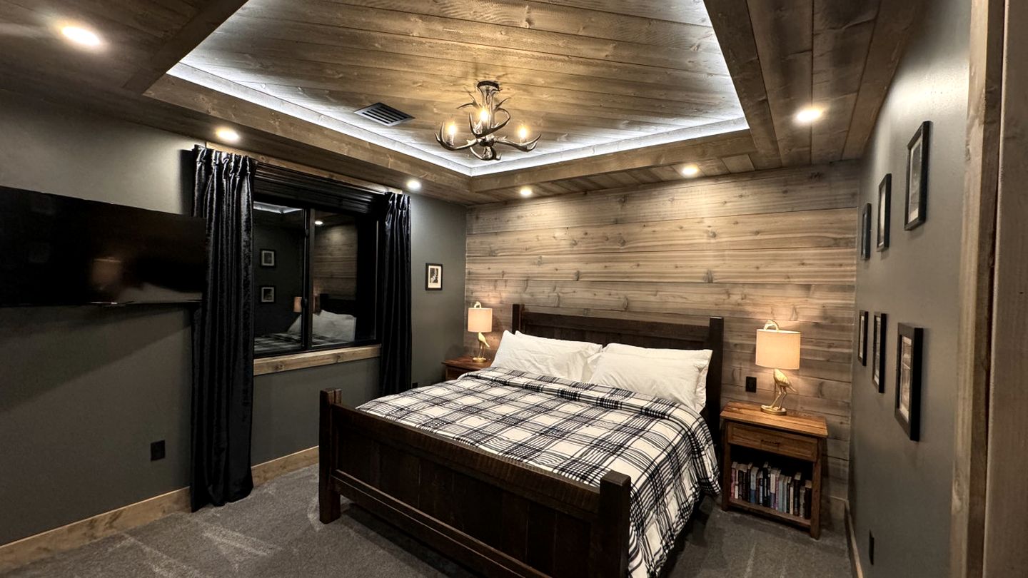 Luxurious Mountain Cabin with Sauna, Hot Tub, and Outdoor Fireplace, Perfect for a Relaxing Weekend Getaway in Utah