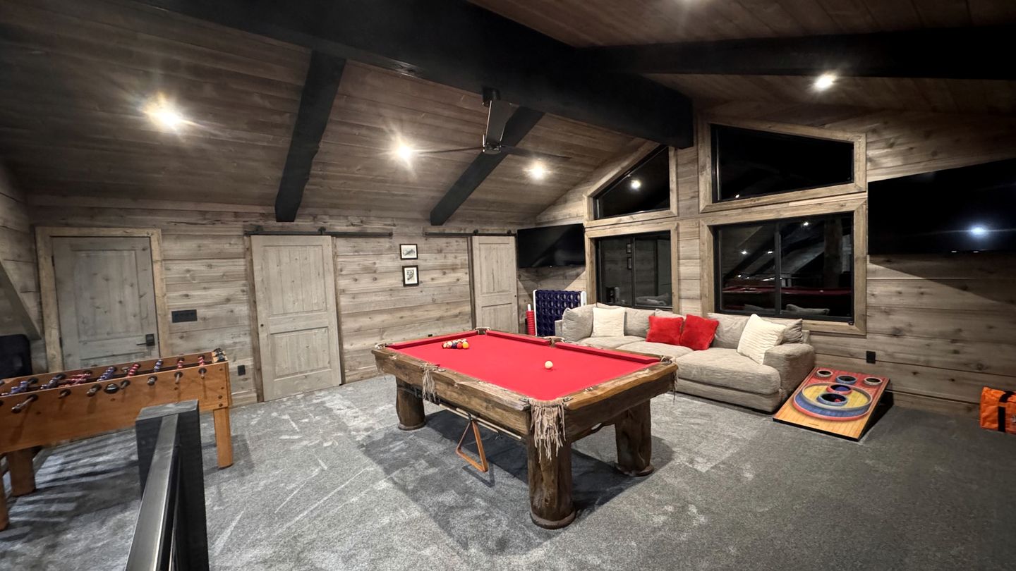 Luxurious Mountain Cabin with Sauna, Hot Tub, and Outdoor Fireplace, Perfect for a Relaxing Weekend Getaway in Utah