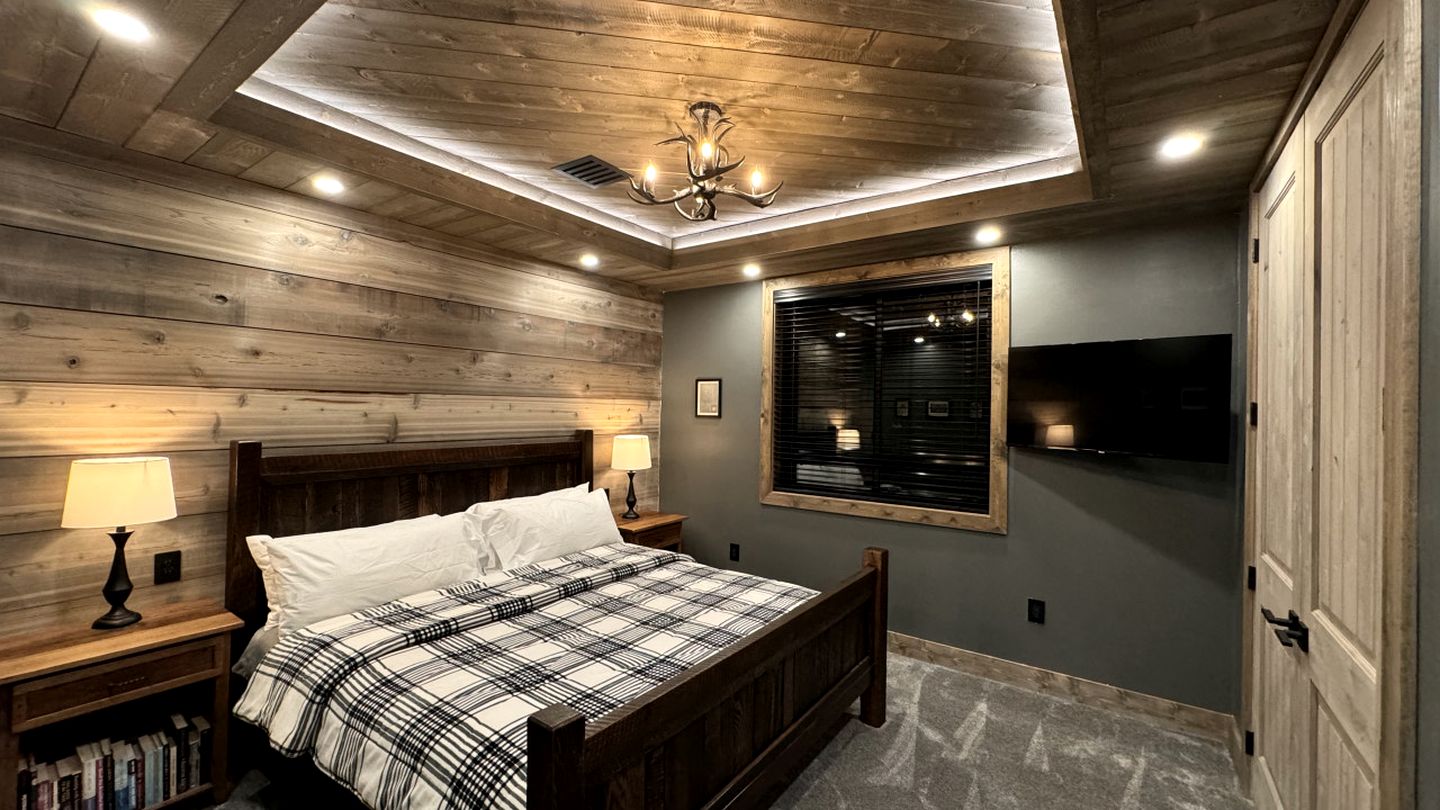 Luxurious Mountain Cabin with Sauna, Hot Tub, and Outdoor Fireplace, Perfect for a Relaxing Weekend Getaway in Utah