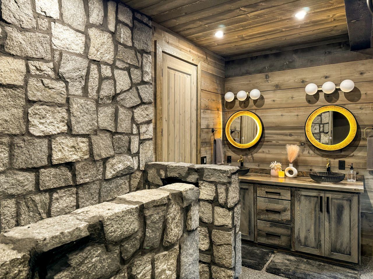 Luxurious Mountain Cabin with Sauna, Hot Tub, and Outdoor Fireplace, Perfect for a Relaxing Weekend Getaway in Utah