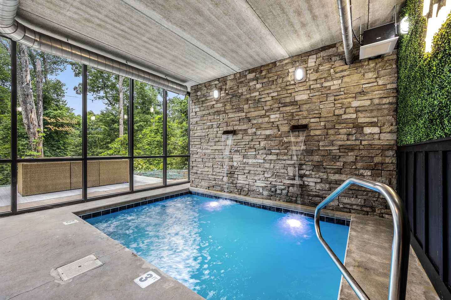 Beautiful Cabin with Indoor Swimming Pool and Sauna in Gatlinburg, Tennessee