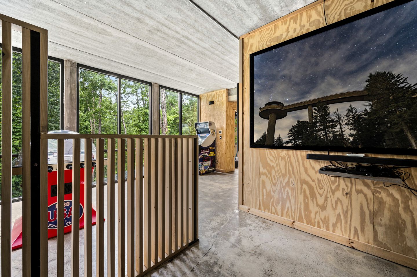 Beautiful Cabin with Indoor Swimming Pool and Sauna in Gatlinburg, Tennessee