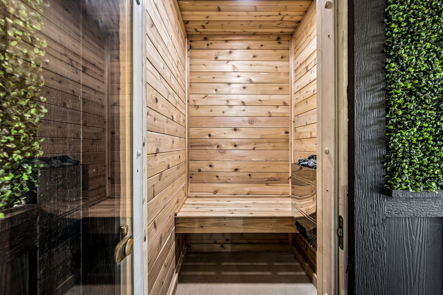 Beautiful Cabin with Indoor Swimming Pool and Sauna in Gatlinburg, Tennessee