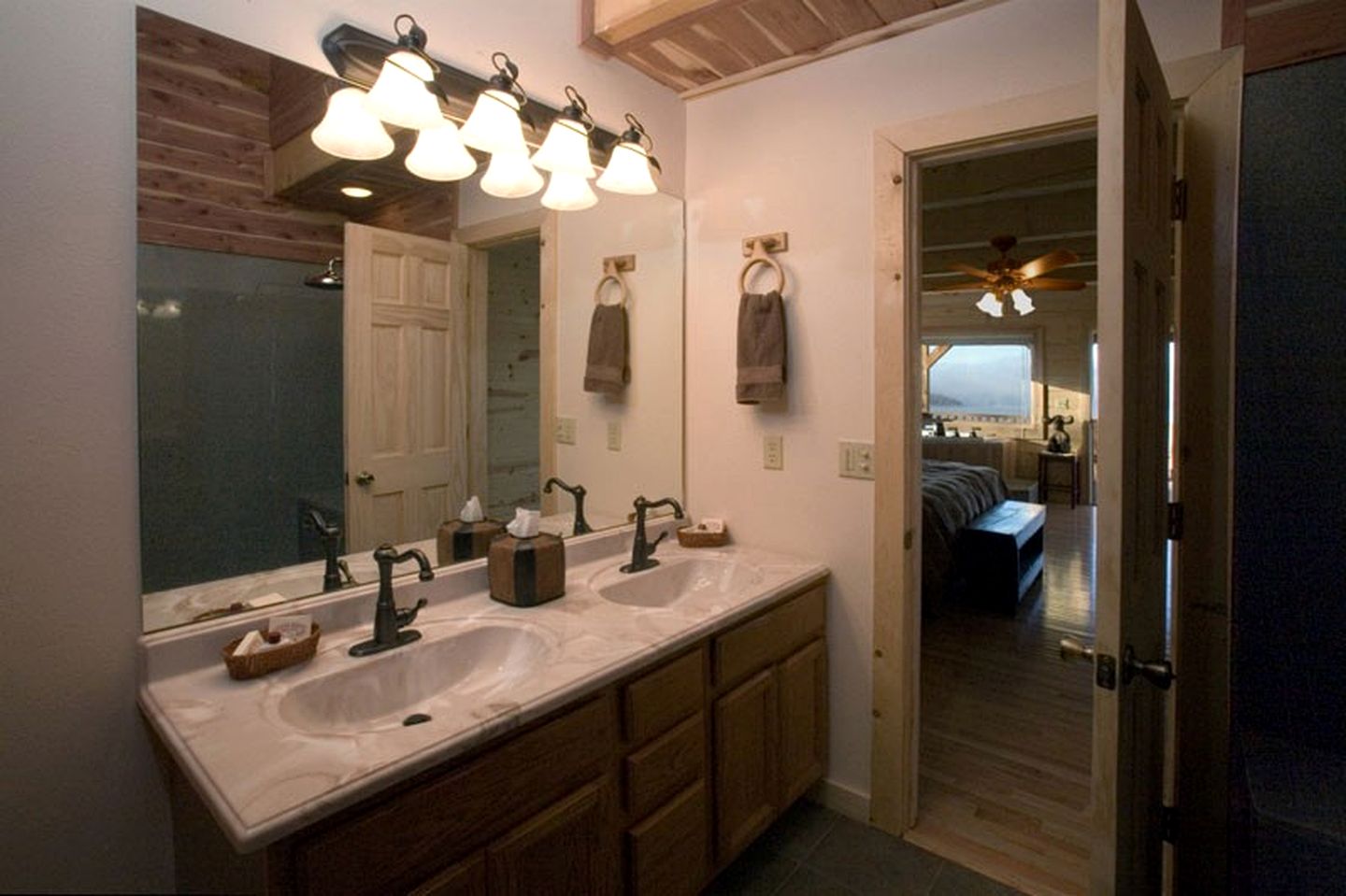 Beautiful Family Cabin for a Mountain Getaway near Eureka Springs, Arkansas