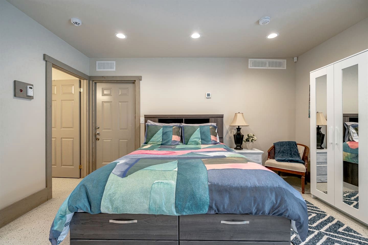 Charming Nature-Immersed Guest House with Relaxing Outdoor Lounge Area in Ontario, Canada