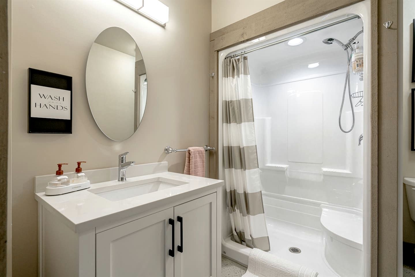 Charming Nature-Immersed Guest House with Relaxing Outdoor Lounge Area in Ontario, Canada