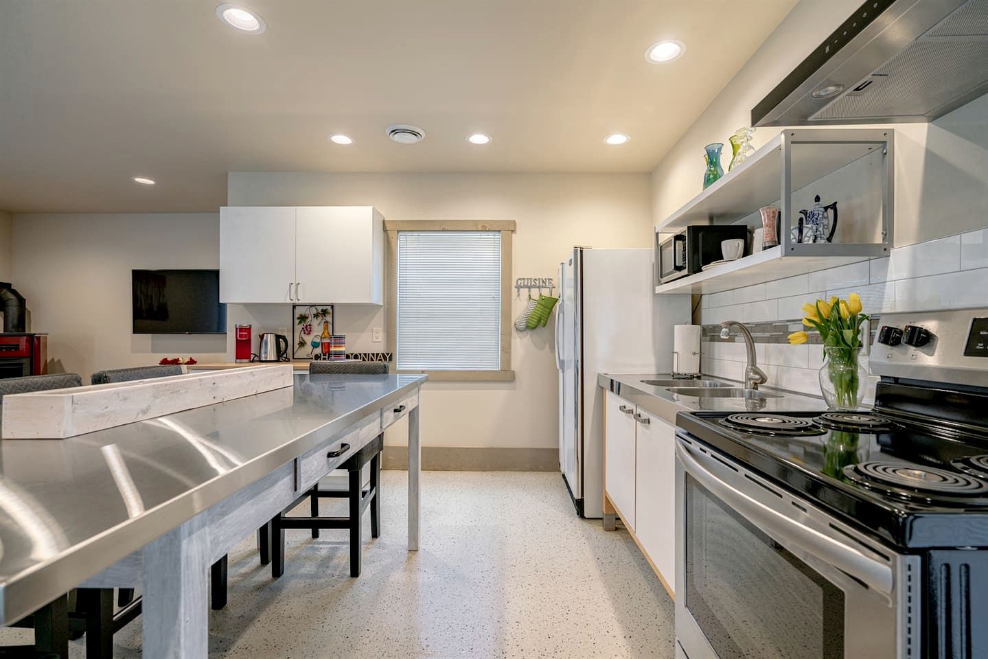 Charming Nature-Immersed Guest House with Relaxing Outdoor Lounge Area in Ontario, Canada