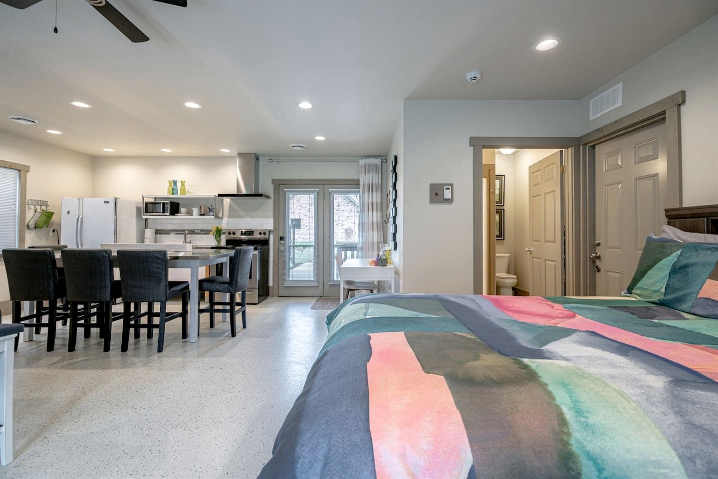 Charming Nature-Immersed Guest House with Relaxing Outdoor Lounge Area in Ontario, Canada