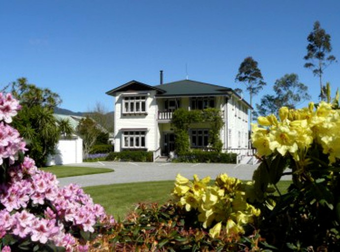 Cabins (Franz Josef Glacier, South Island, New Zealand)
