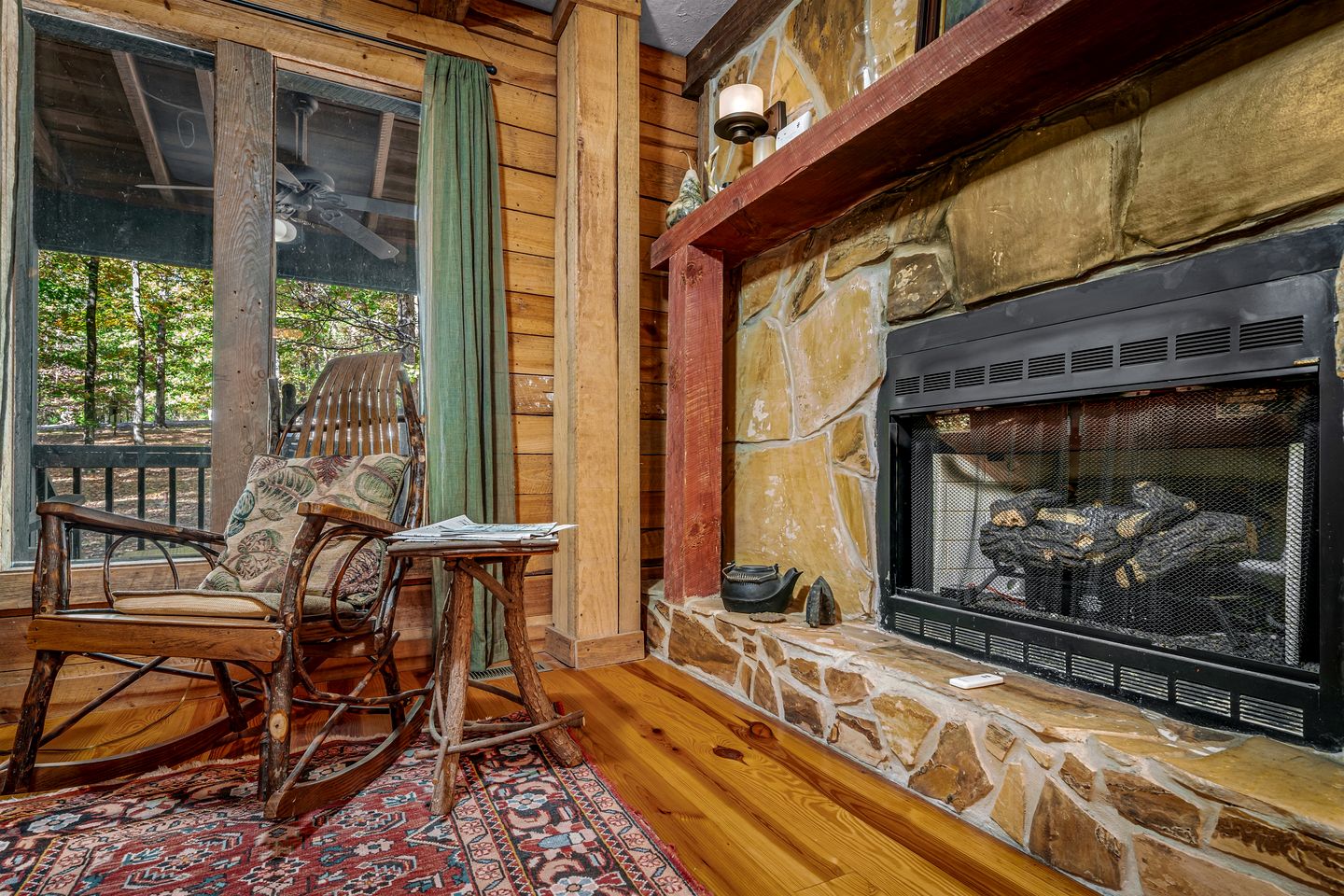 Idyllic and Picturesque Cabin with Hot Tub near Graces High Falls, Northern Alabama