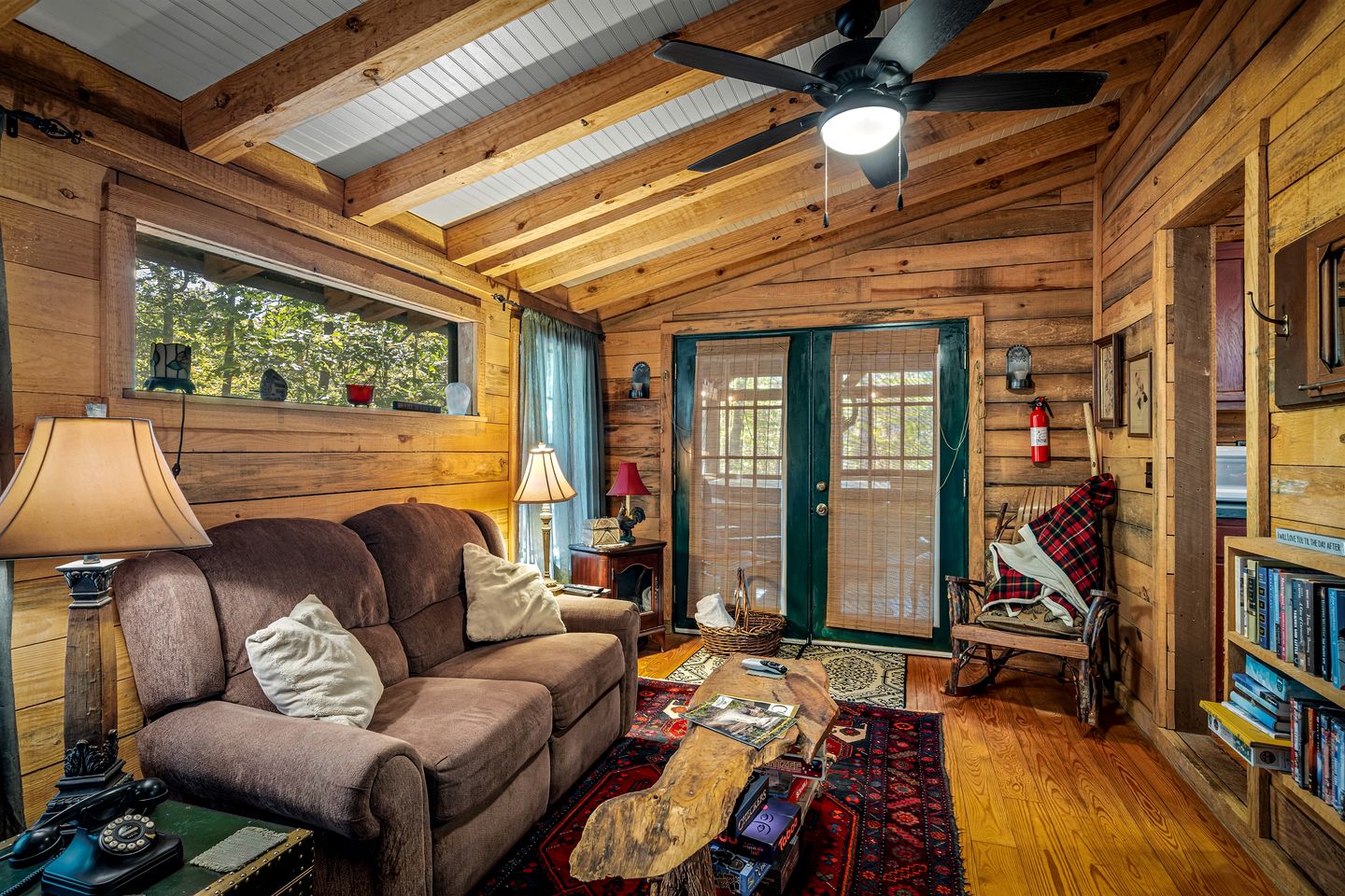 Idyllic and Picturesque Cabin with Hot Tub near Graces High Falls, Northern Alabama
