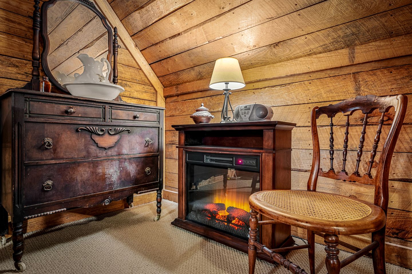 Idyllic and Picturesque Cabin with Hot Tub near Graces High Falls, Northern Alabama