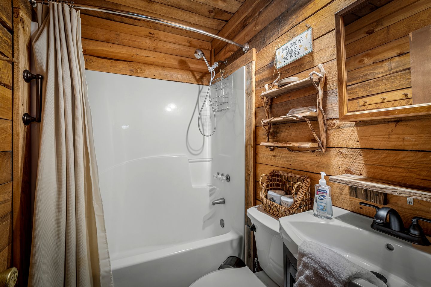 Idyllic and Picturesque Cabin with Hot Tub near Graces High Falls, Northern Alabama