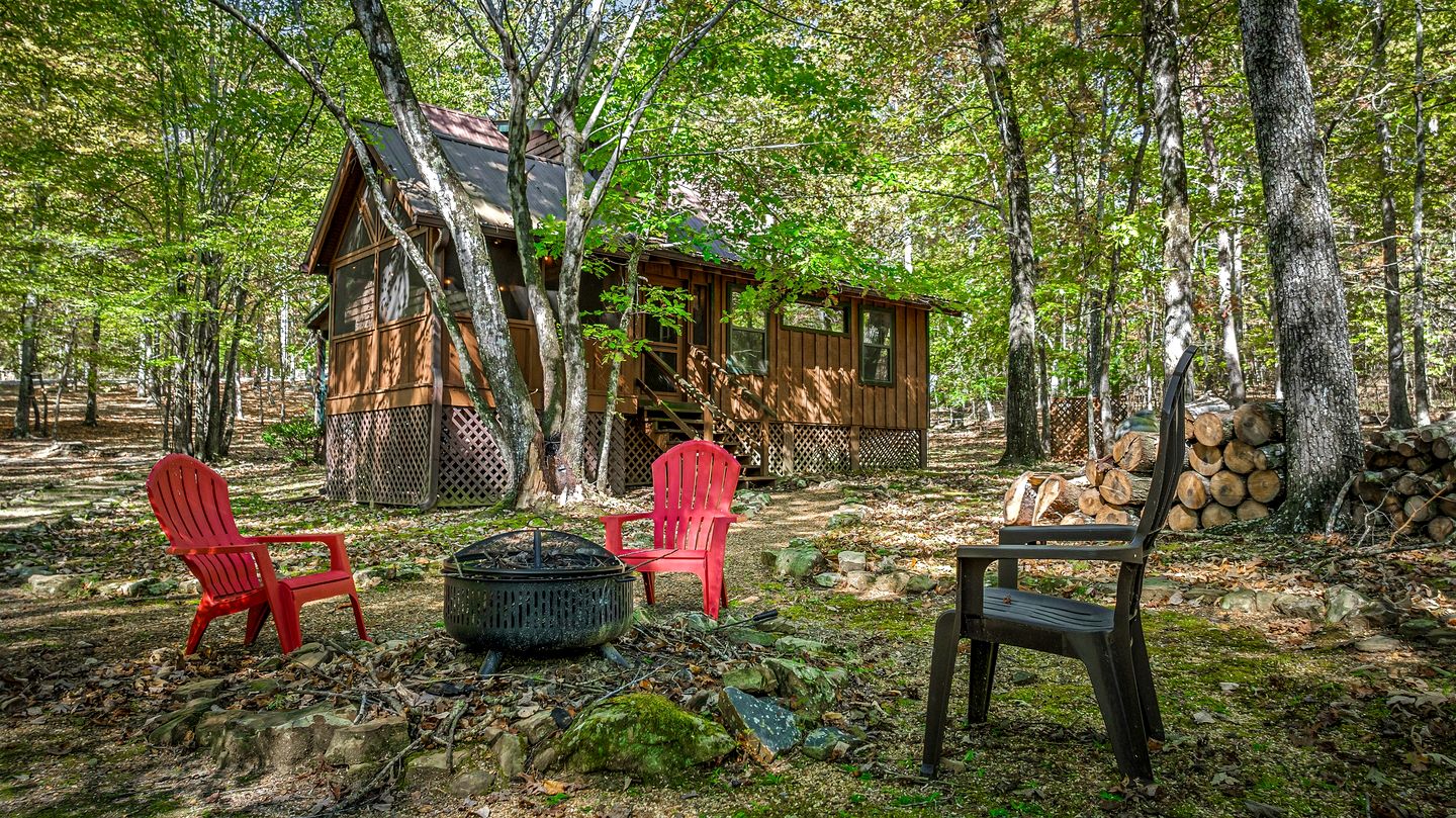 Idyllic and Picturesque Cabin with Hot Tub near Graces High Falls, Northern Alabama