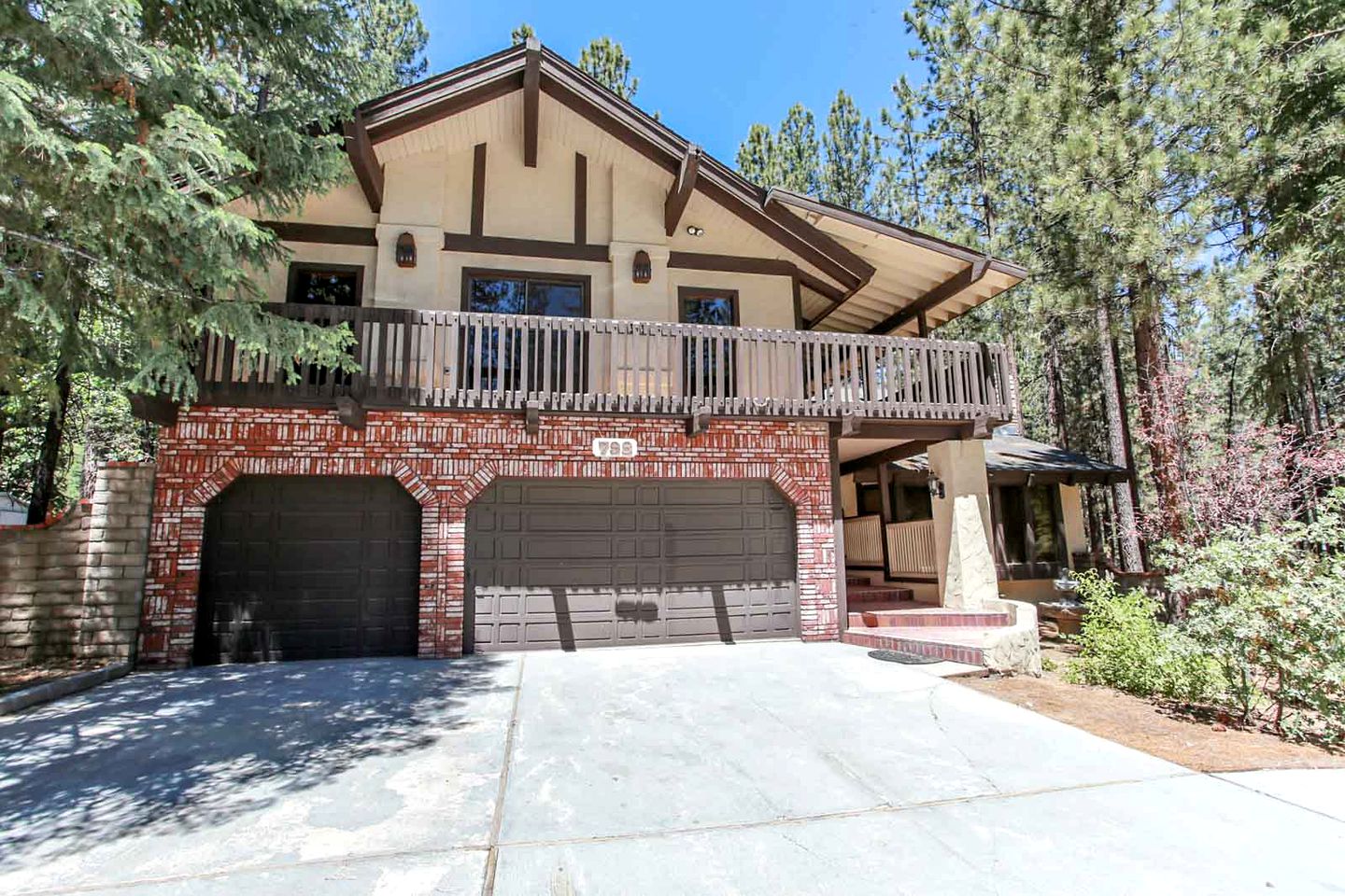 Private Family-Friendly Cottage with Hot-Tub and Games Room, Close to Snow Summit by Bear Lake, California