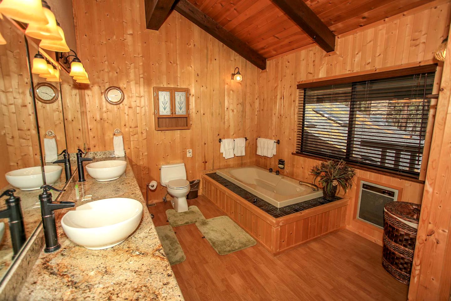 Private Family-Friendly Cottage with Hot-Tub and Games Room, Close to Snow Summit by Bear Lake, California